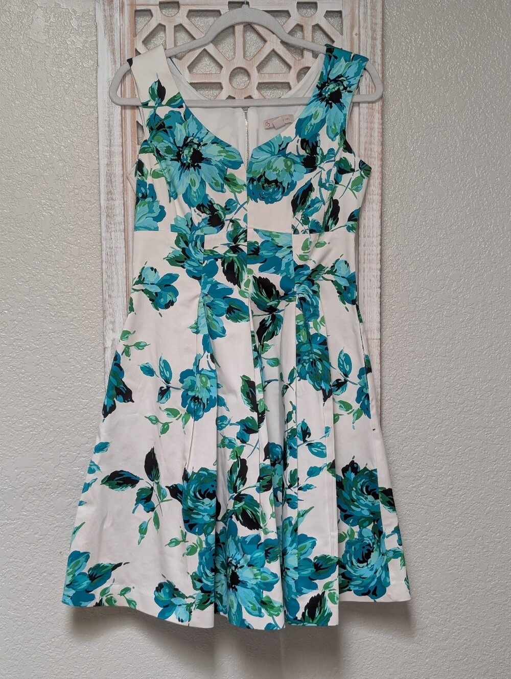 db established 1962 dress size 4 v-neck sleeveless blue/ green floral print